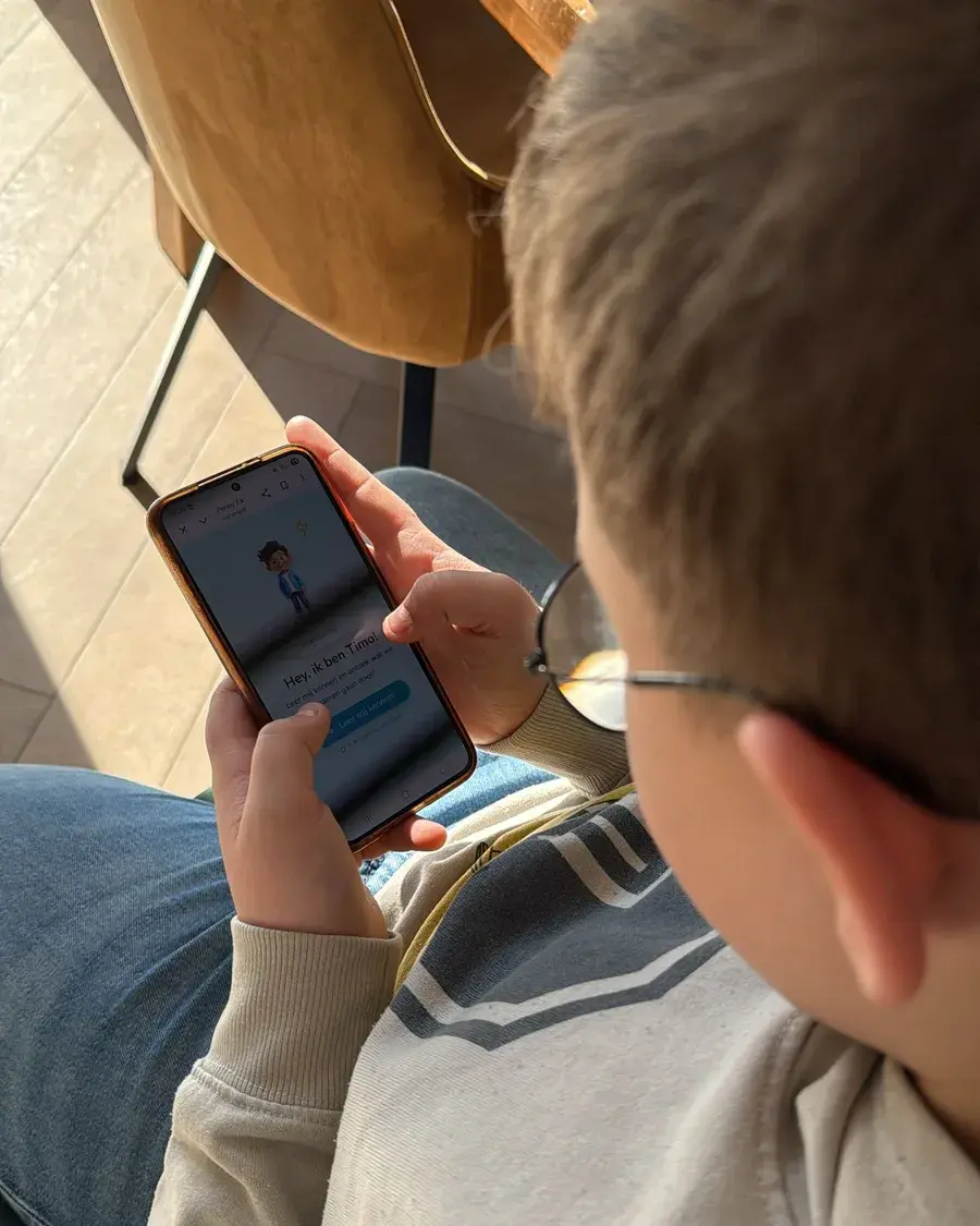 Een kind begint op de telefoon aan de eerste missie van Timo