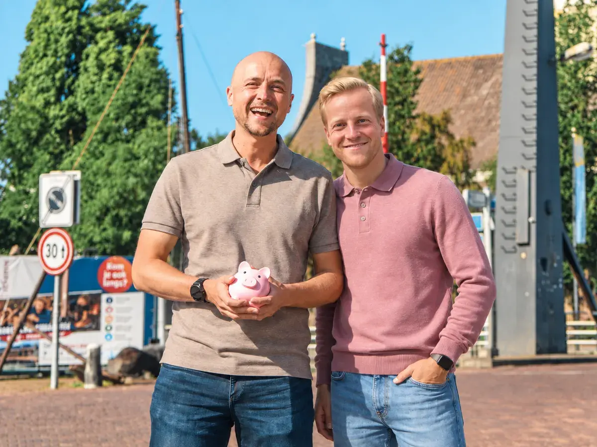 Koen en Max, de makers van Penny Family, met een roze spaarvarken
